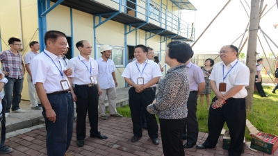 2013年市總工會“關愛職工，高溫送清涼”活動走進河源市商業中心建設現場
